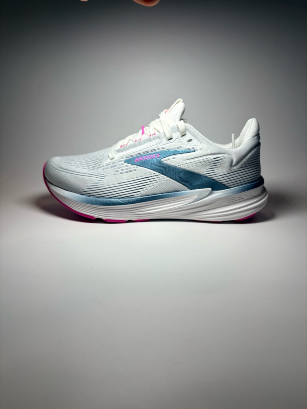 New Brooks Revel 8 Women’s size 8.5 White & Blue Running Shoe with Pink Accents - Picture 9 of 14